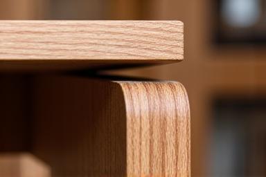 Gedetailleerde foto van een handgemaakte houten tafelpoten, symbool voor maatwerk meubilair.